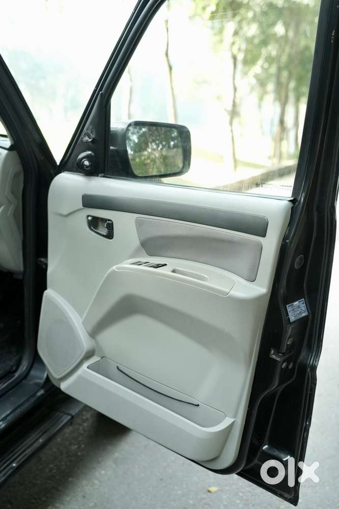 Mahindra Scorpio Black Diesel 2017