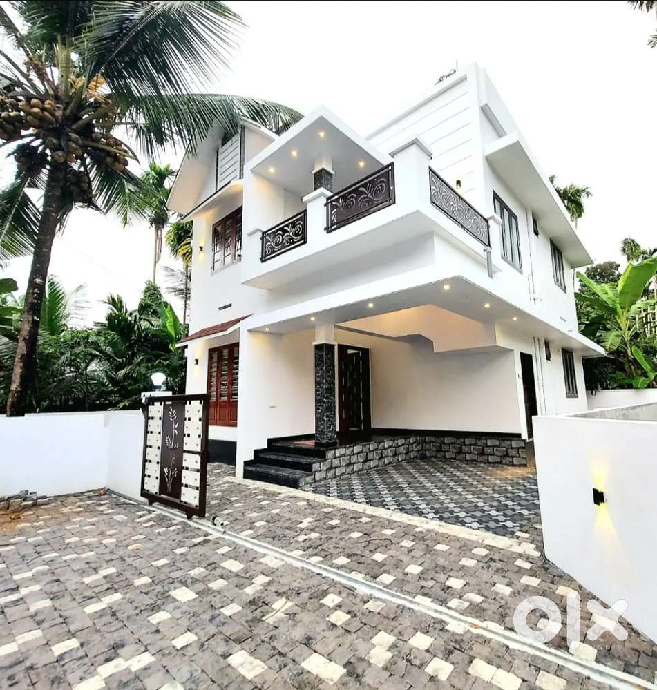 3 bed rooms 1300 sqft newly in aluva paravur road thattampady For