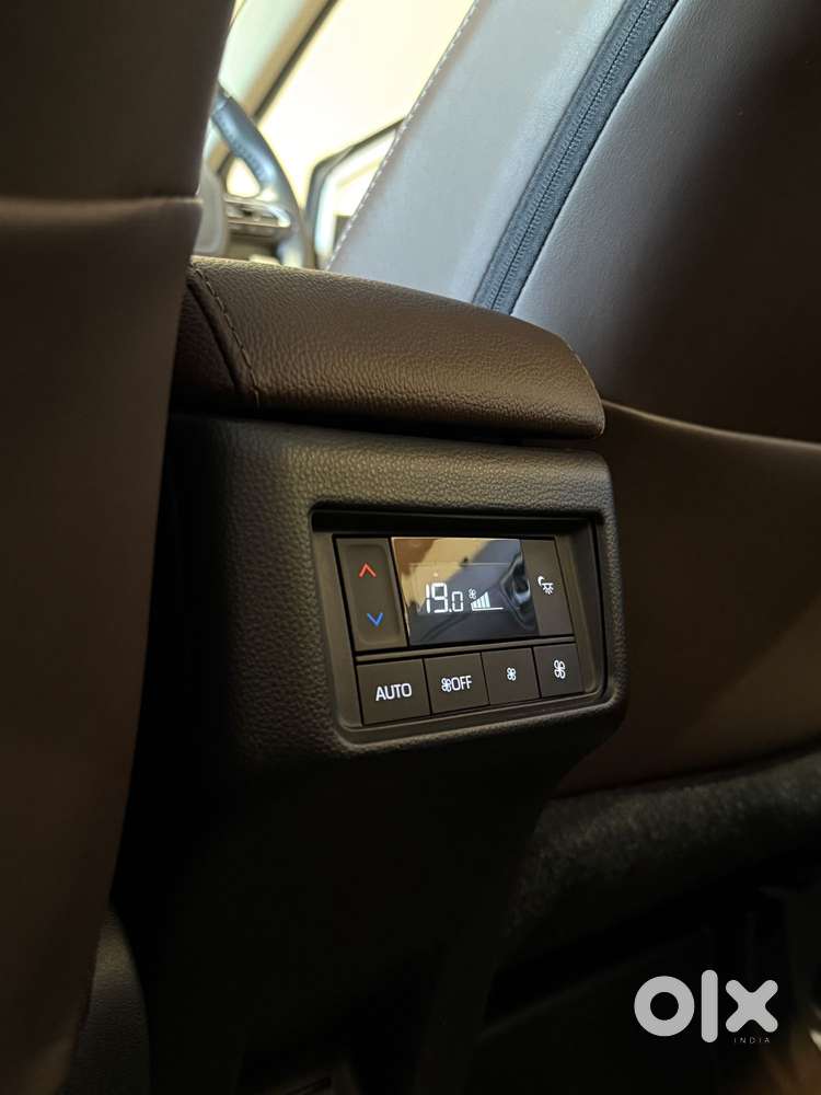 Toyota Innova Hycross 2.0 Zx (o) Hybrid 7 Str, 2025, Cng & Hybrids