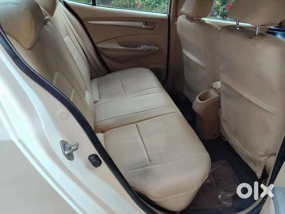 White Honda City Vmt