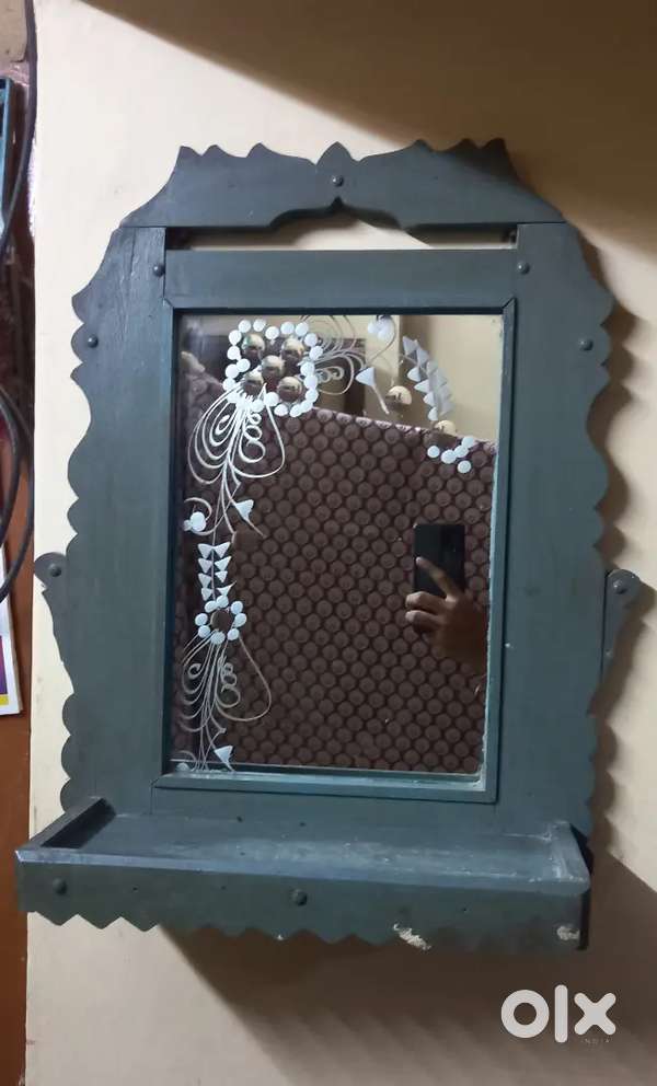 Mirror stand