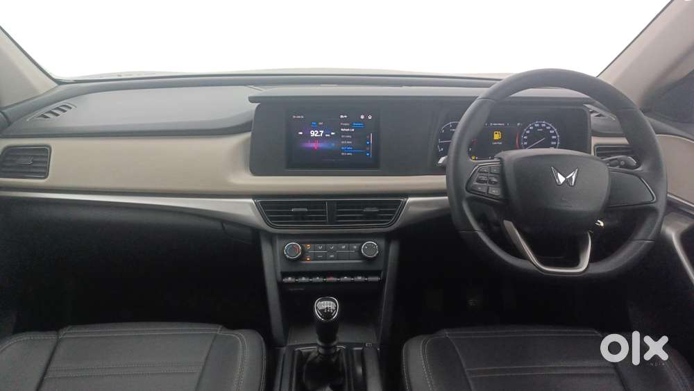 Mahindra Xuv700 2.0 Mx Petrol Mt 5 Str, 2022, Petrol