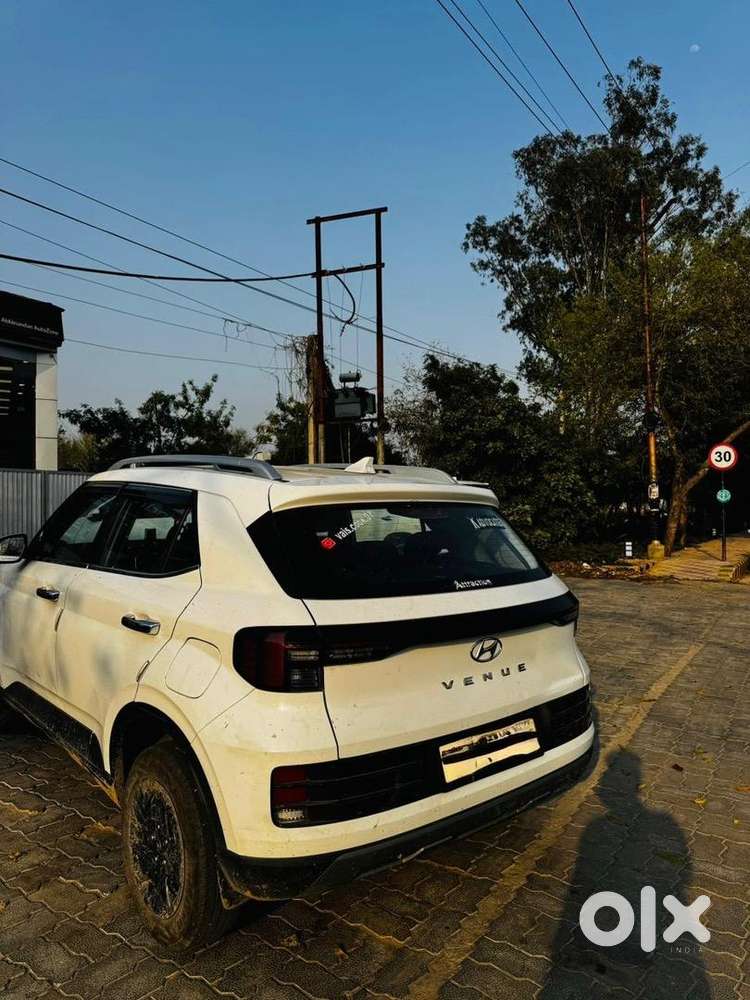 Hyundai Venue 2024 Petrol Well Maintained