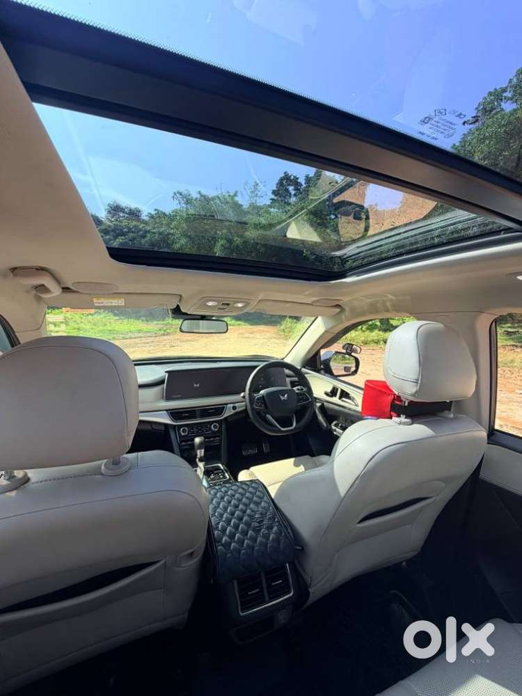 Mahindra Xuv700 2.2 Ax 7 Diesel At Luxury Pack Str Awd, 2024, Diesel