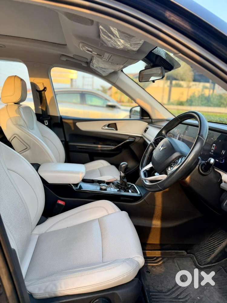 Mahindra Xuv700 2.2 Ax 7 Diesel At Luxury Pack Str Awd, 2023, Diesel