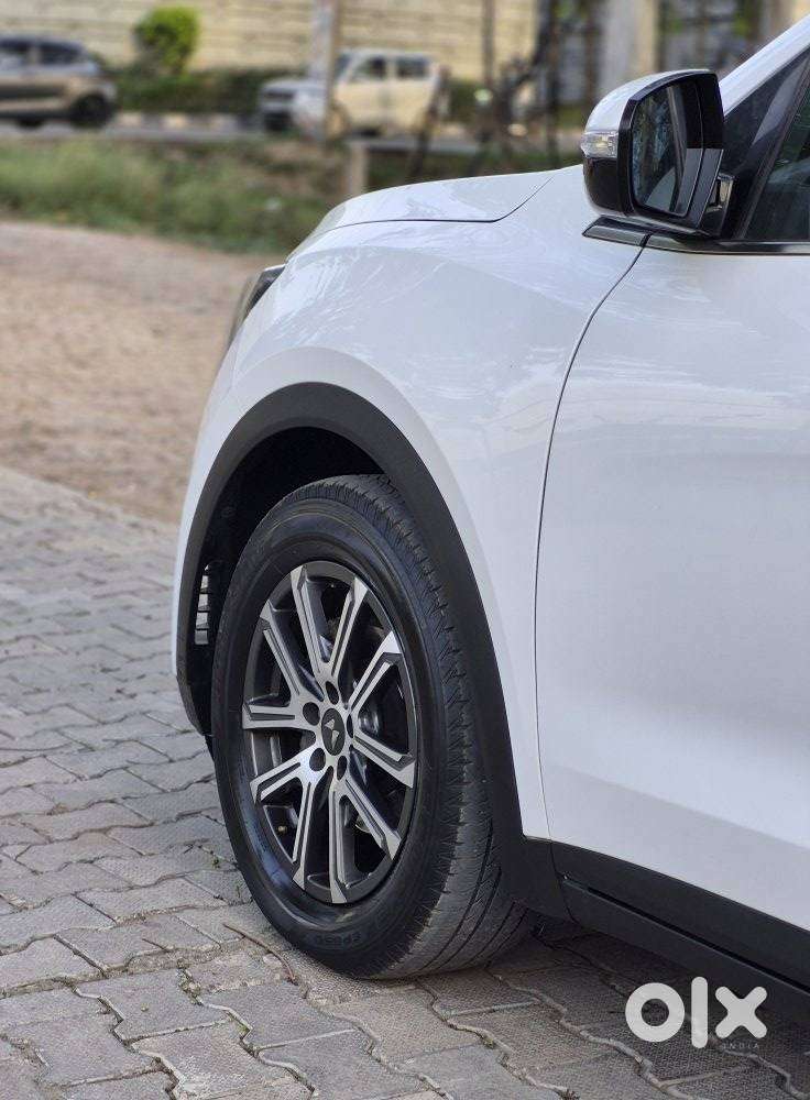 Mahindra Xuv700 2.2 Ax 7 Diesel At Str, 2024, Diesel