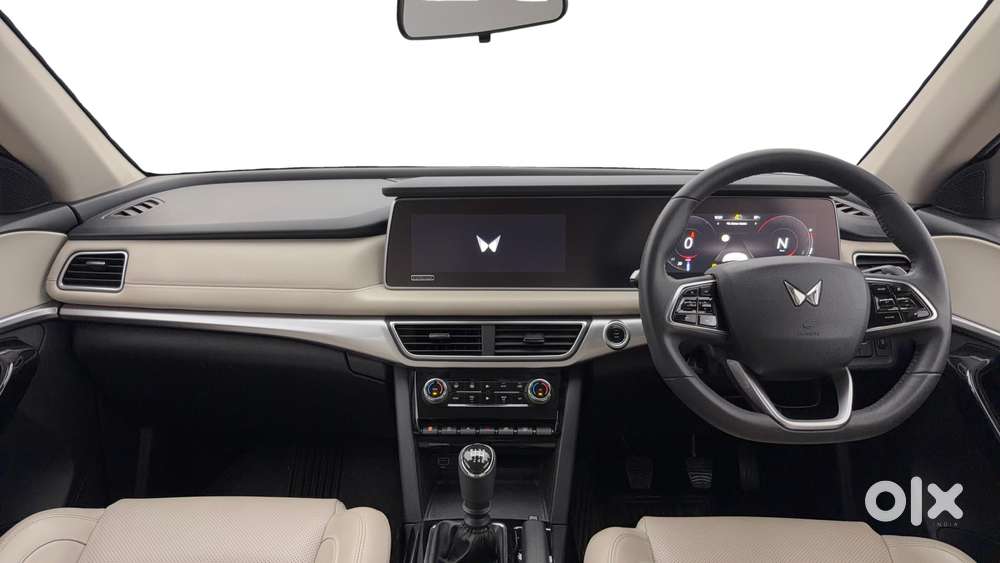 Mahindra Xuv700 2.0 Ax 7 Petrol Mt Str, 2023, Petrol