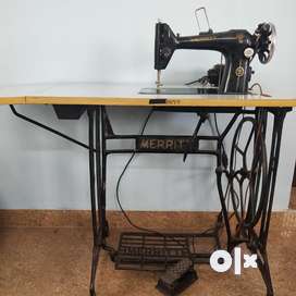 Sewing machine store with table olx