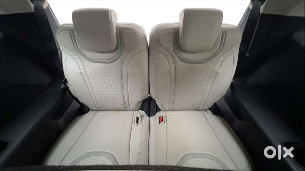 Mahindra Xuv700 2.0 Ax 5 Petrol Mt 7 Str, 2024, Petrol