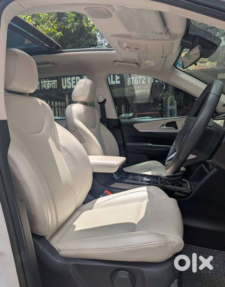Mahindra Xuv700 2.0 Ax 7 Petrol At Luxury Pack Str, 2025, Petrol