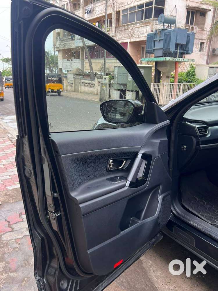 Tata Safari Accomplished+ Automatic (at) 2024  Top Model  Black