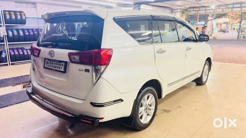 Innova Crysta 2.4 V Manual 7 Seat