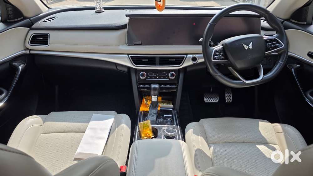 Mahindra Xuv700 2.0 Ax 7 Petrol At Str, 2022, Petrol