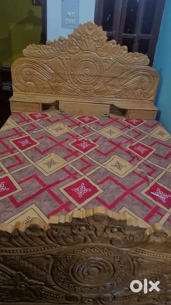 King size Sagwan diwan bed with free 1 mattress and 2 bedsheets.
