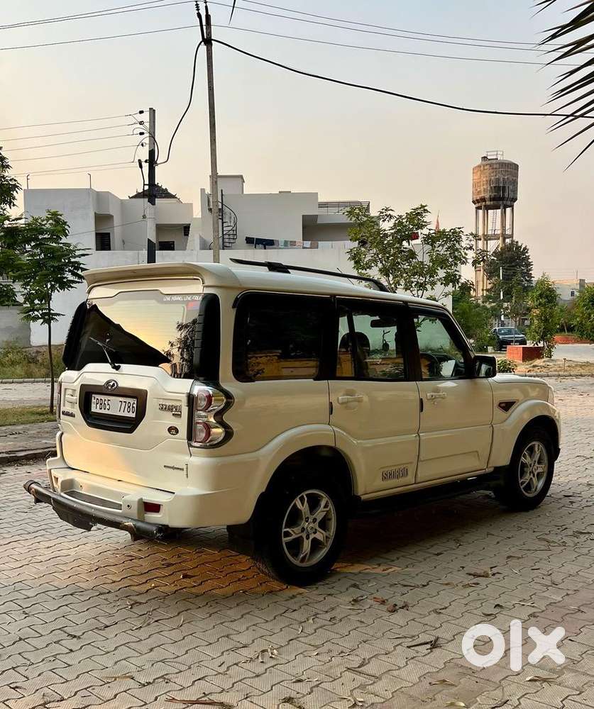 Mahindra Scorpio S10 Intelli Hybrid Diesel 2017