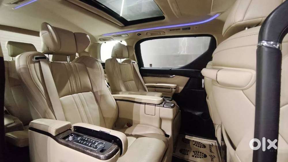 Toyota Vellfire 2.5 Executive Lounge, 2022, Petrol