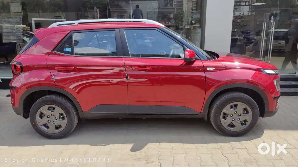 Hyundai Venue 2023 Petrol 19000 Km Driven