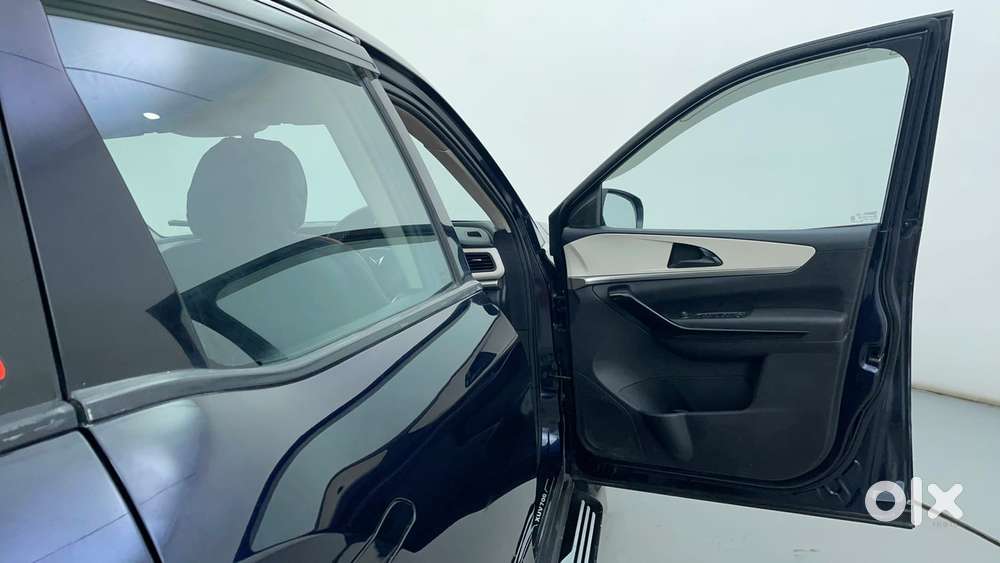 Mahindra Xuv700 2.0 Ax 5 Petrol At Str, 2022, Petrol