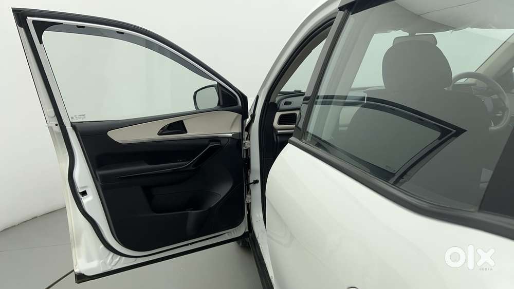 Mahindra Xuv700 2.0 Ax 5 Petrol Mt Str, 2022, Petrol