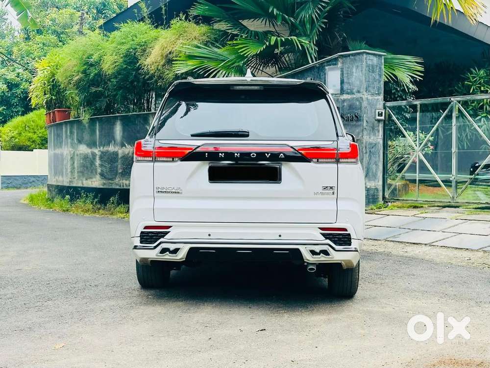 Toyota Innova Hycross