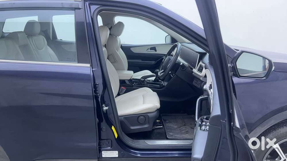 Mahindra Xuv700 2.0 Ax 7 Petrol Mt Str, 2024, Petrol