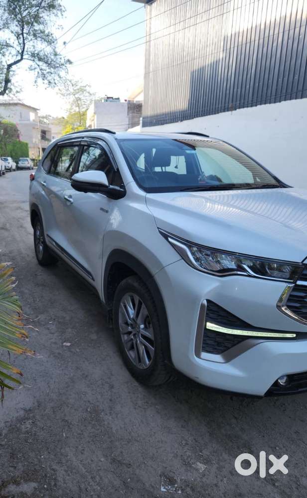 Toyota Innova Hycross 2.0 Zx (o) Hybrid 7 Str, 2024, Petrol