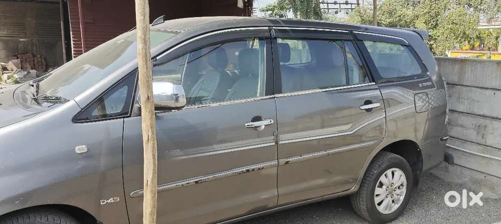 Toyota Innova 2.4 Top Model,good Tyre, Exilent Engine.