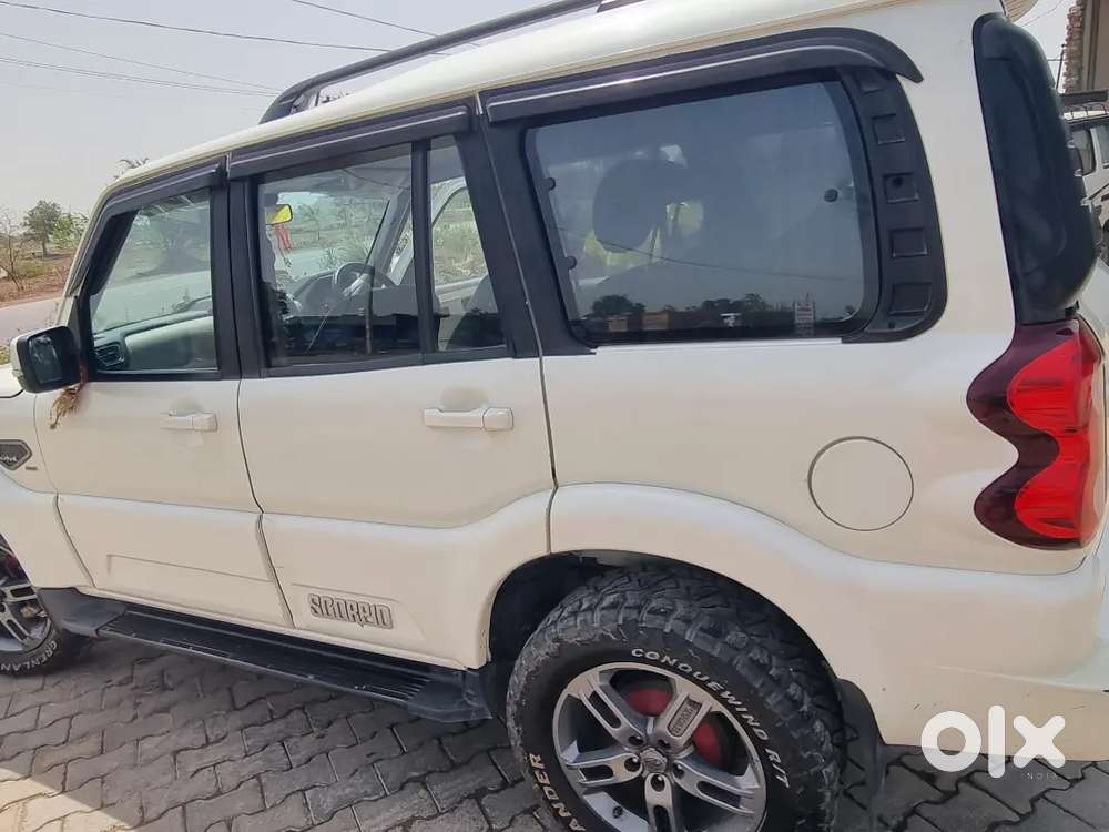 Mahindra Scorpio S11