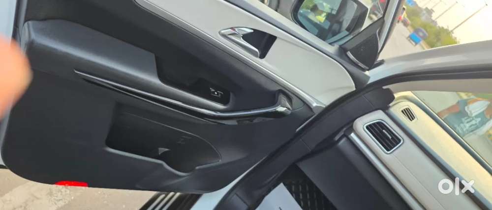 Mahindra Xuv700 Ax7 Luxury Pack Awd, 2021, Petrol