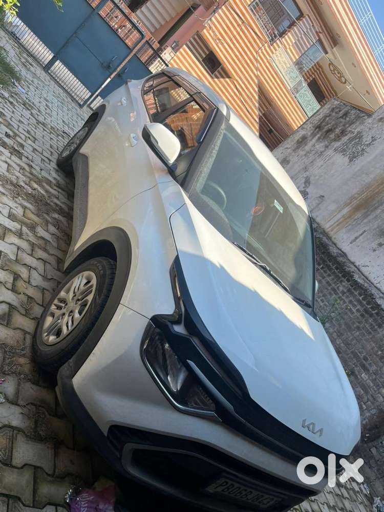 Kia Carens 2025 Petrol Well Maintained