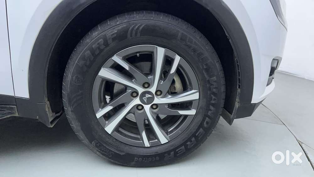Mahindra Xuv700 2.0 Ax 5 Petrol Mt Str, 2022, Petrol