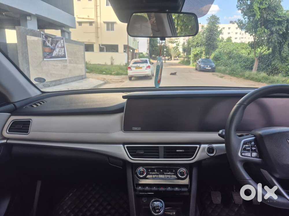 Mahindra Xuv700 2.0 Ax 7 Petrol Mt Str, 2024, Petrol