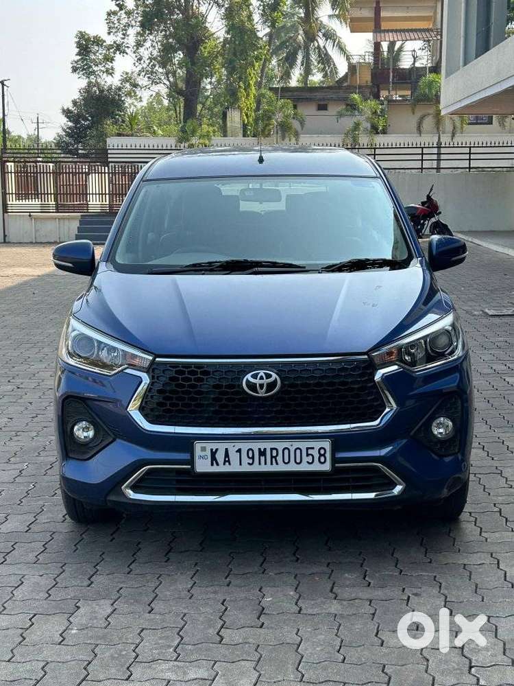 Toyota Rumion V Petrol Automatic Dual Tone, 2025, Petrol