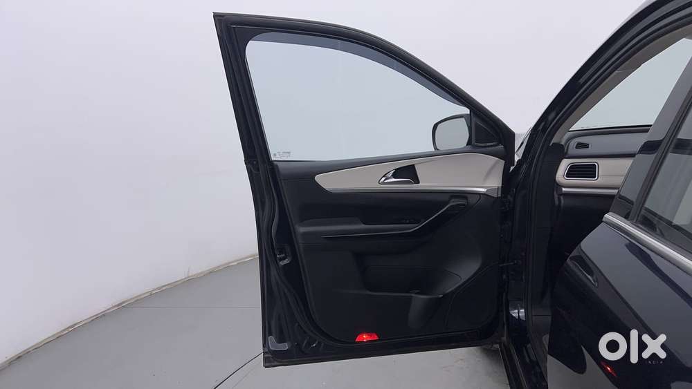 Mahindra Xuv700 2.2 Ax 7 Diesel At Luxury Pack Str Awd, 2023, Diesel