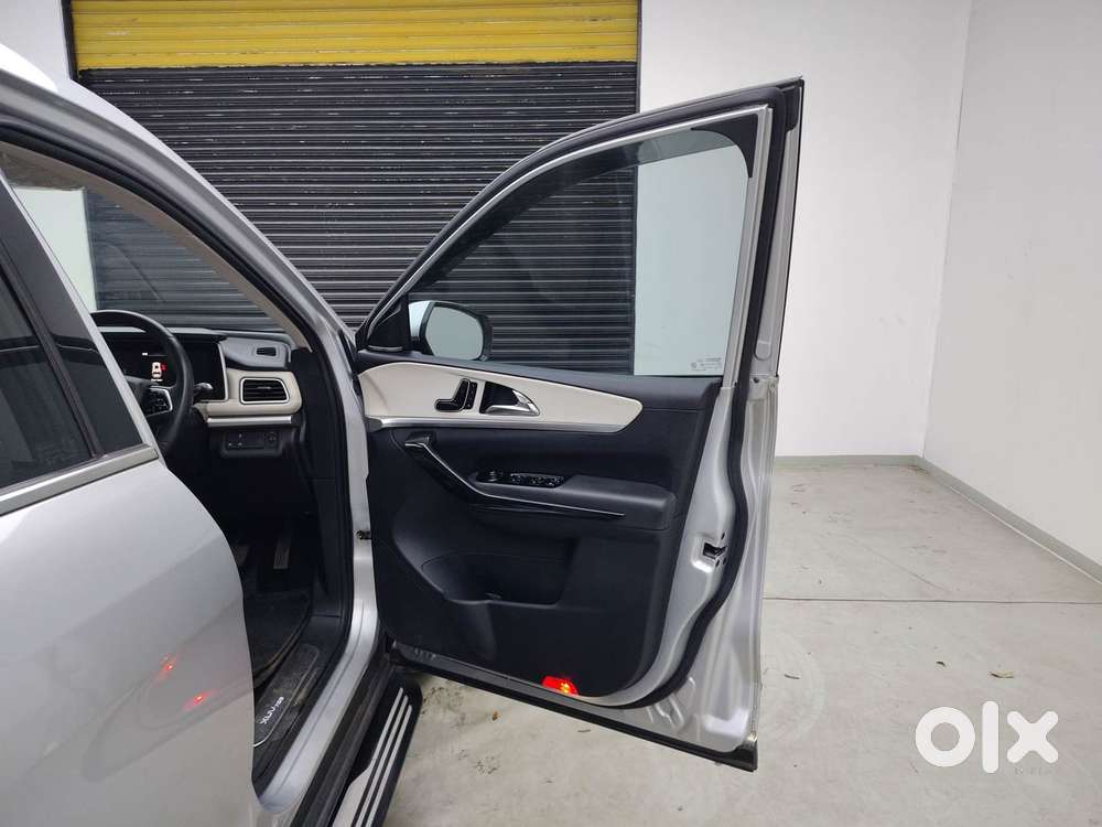 Mahindra Xuv700 2.0 Ax 7 Petrol At Luxury Pack Str, 2023, Petrol