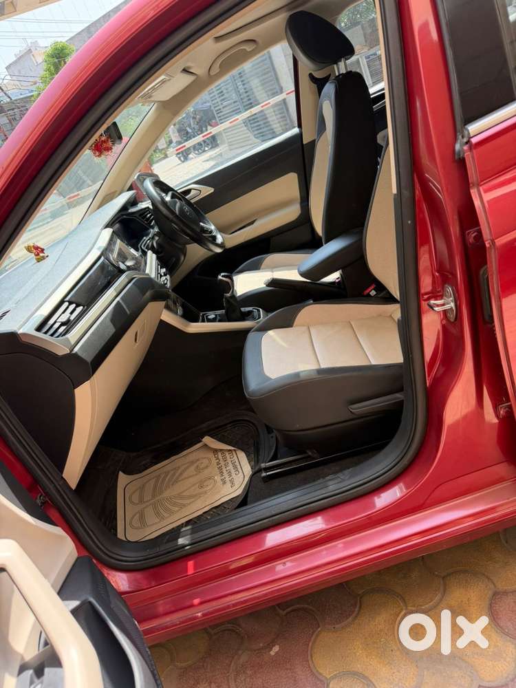 Red Vw Virtus Top Model Manual. Excellent Condition.