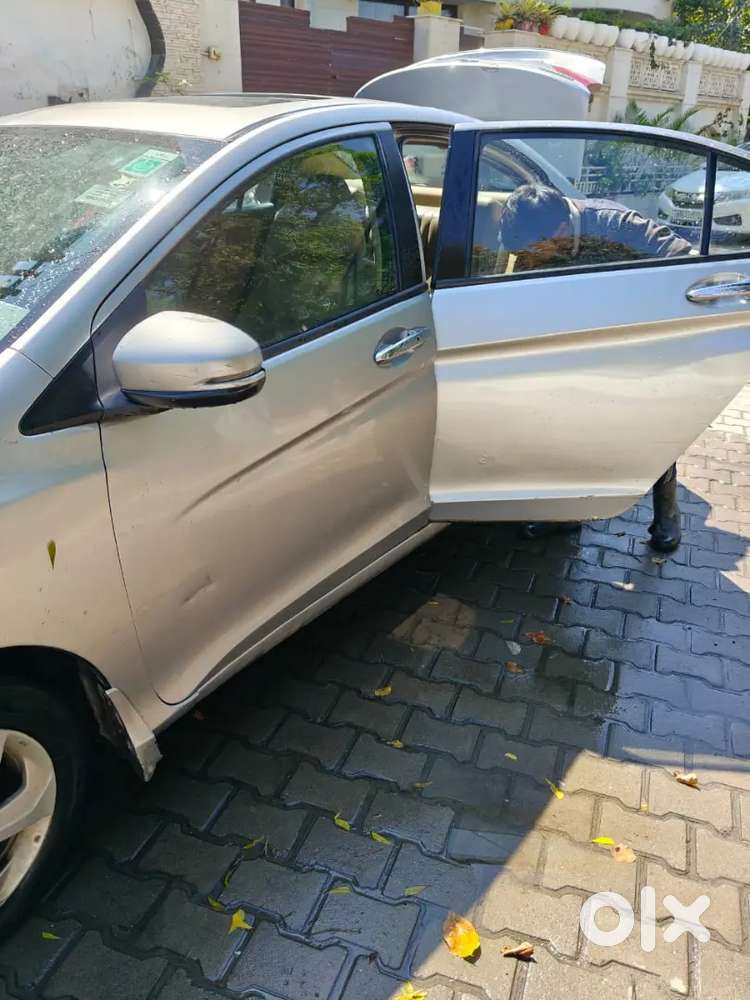 Silver Honda City Diesel Top Varient Sunroof Mint Condition 1st Owner