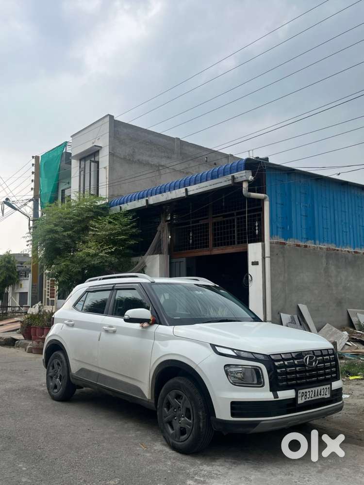 Hyundai Venue 2020 Petrol Well Maintained