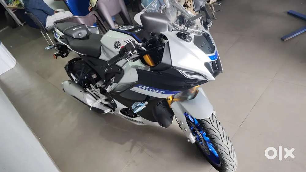 Yamaha R15S 2024 km driven