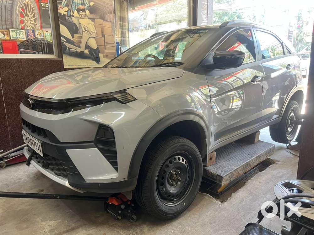 Tata Nexon Pure Petrol Mt (2024) Grey