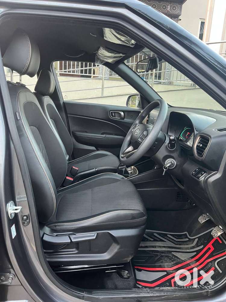 Hyundai Venue 2024 Petrol Well Maintained