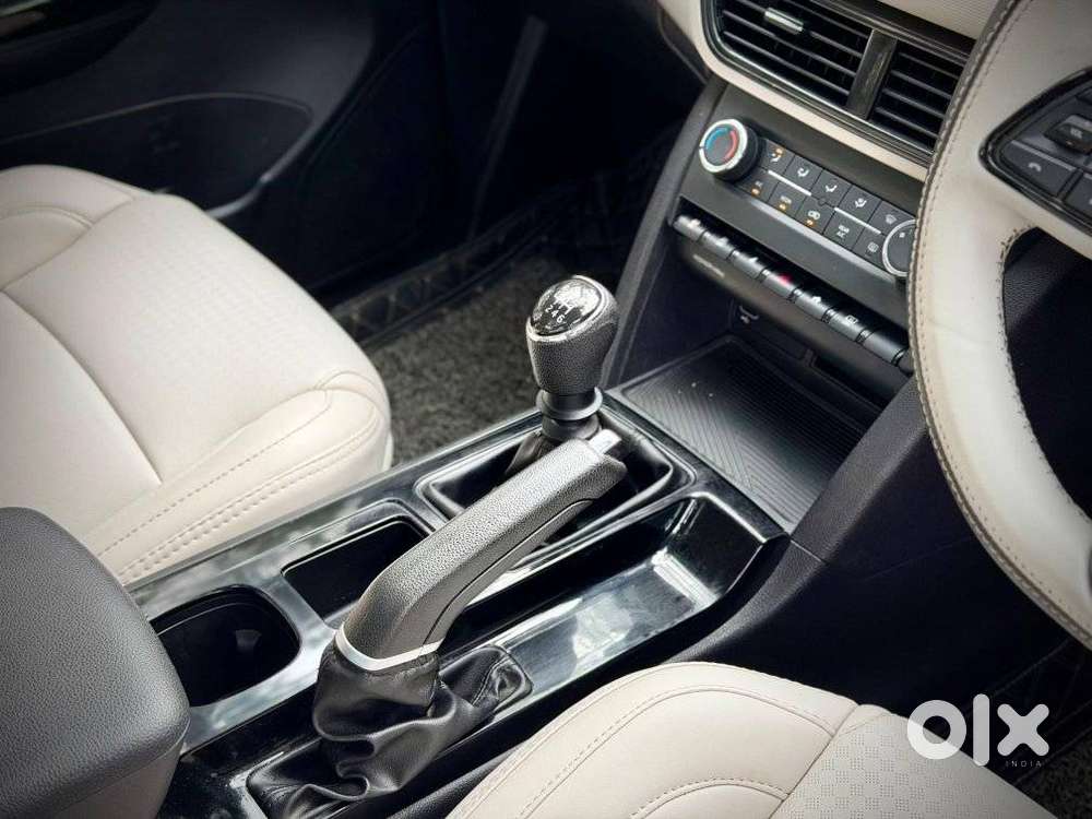 Mahindra Xuv700 2.0 Ax 5 Petrol Mt 7 Str, 2024
