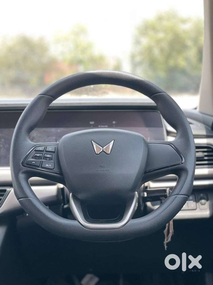 Mahindra Xuv700 2.0 Ax 5 Petrol Mt 7 Str, 2023, Petrol