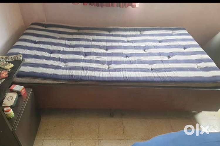 Single Wooden bed with mattress