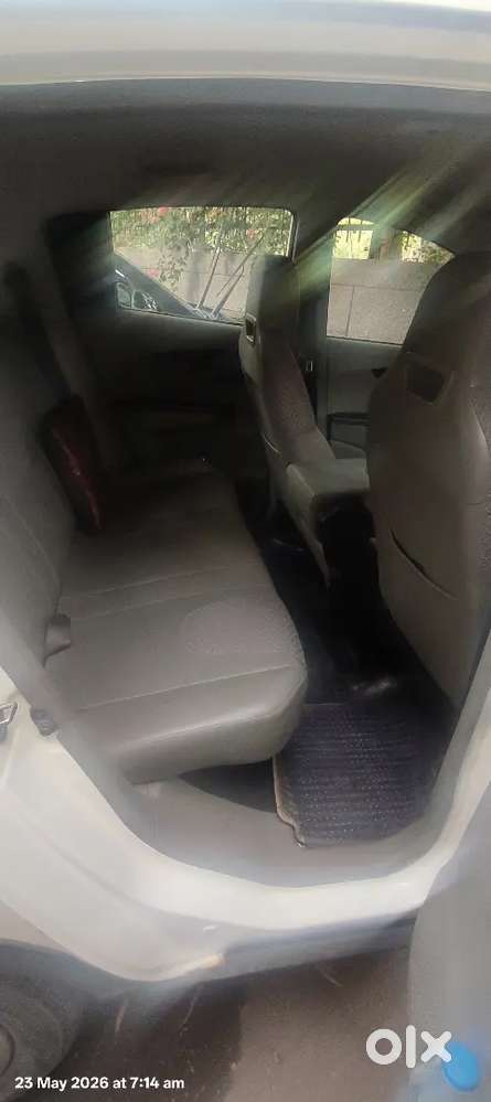 Mahindra Kuv 100 Metallic White K4 2017 Petrol 6 Seater