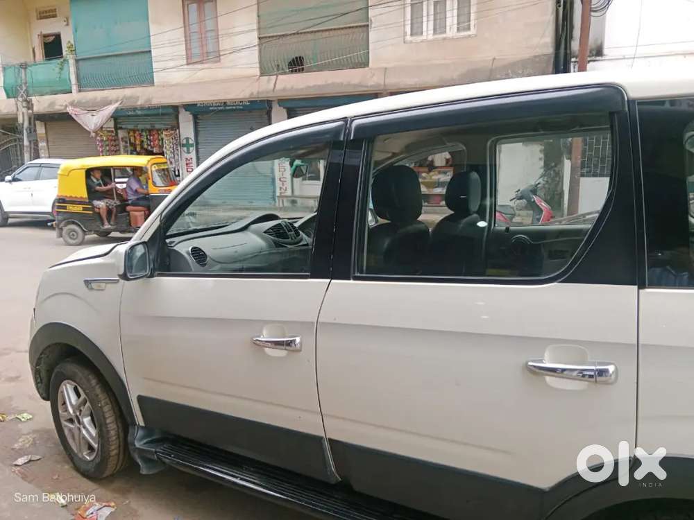 Mahindra Nuvosport N8 (7 Seater)