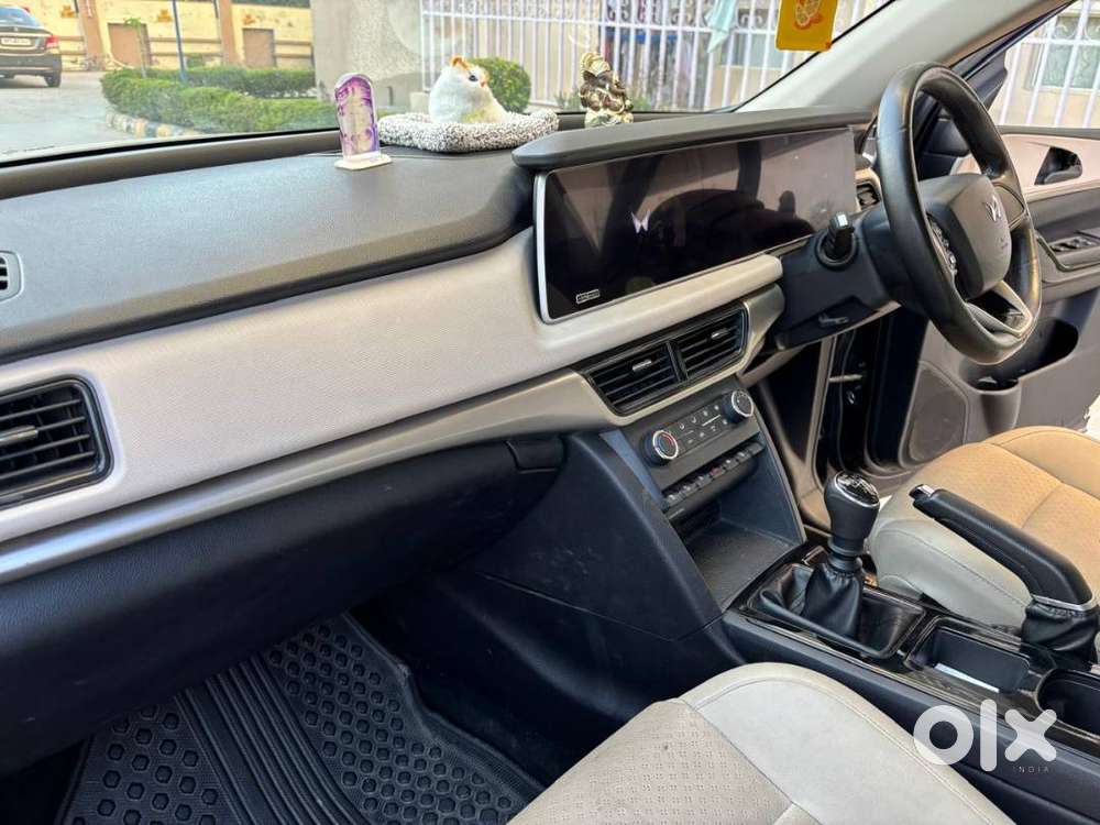 Mahindra Xuv700 Ax5 Petrol Mt 7 Seater 2022