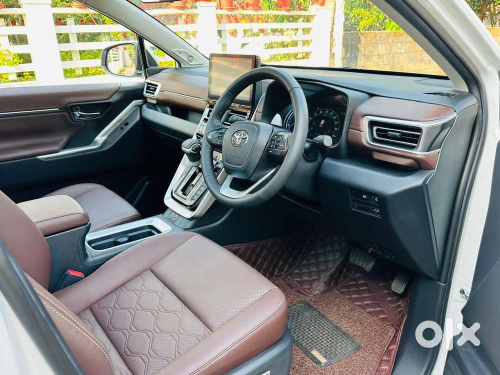 Toyota Innova Hycross 2.0 Zx (o) Hybrid 7 Str, 2025, Petrol