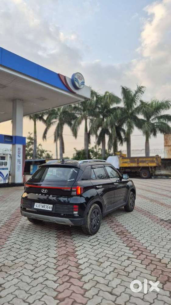 Hyundai Venue S(o) Knight Edition Mt, 2024, Cng & Hybrids