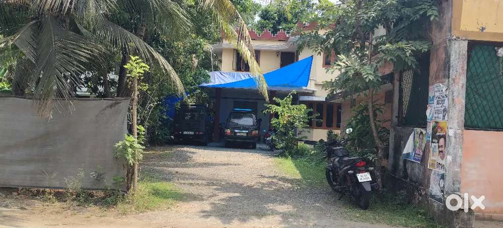 Aluva kadungalloor elokara road 11 cent 3 bedroom house